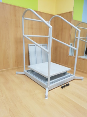 Lekkie i stabilne poręcze rehabilitacyjne do treningu równowagi 3